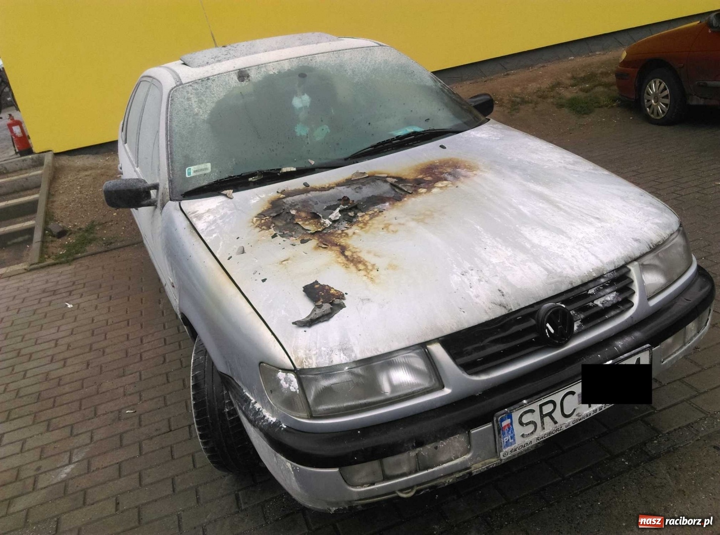 Zdjęcie w galerii na portalu naszraciborz.pl: Pożar passata na skrzyżowaniu Kozielskiej-Gdyńskiej. Całe zdarzenie nagrała kamera  wiadomości z regionu