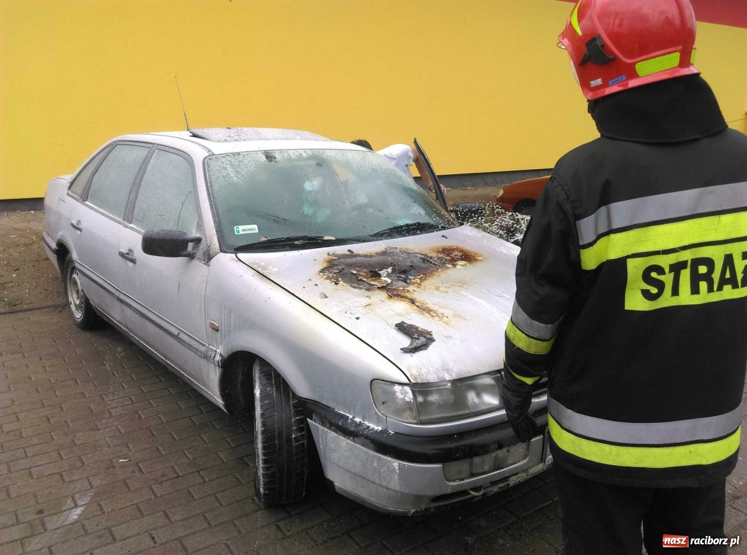 Zdjęcie w galerii na portalu naszraciborz.pl: Pożar passata na skrzyżowaniu Kozielskiej-Gdyńskiej. Całe zdarzenie nagrała kamera  wiadomości z regionu