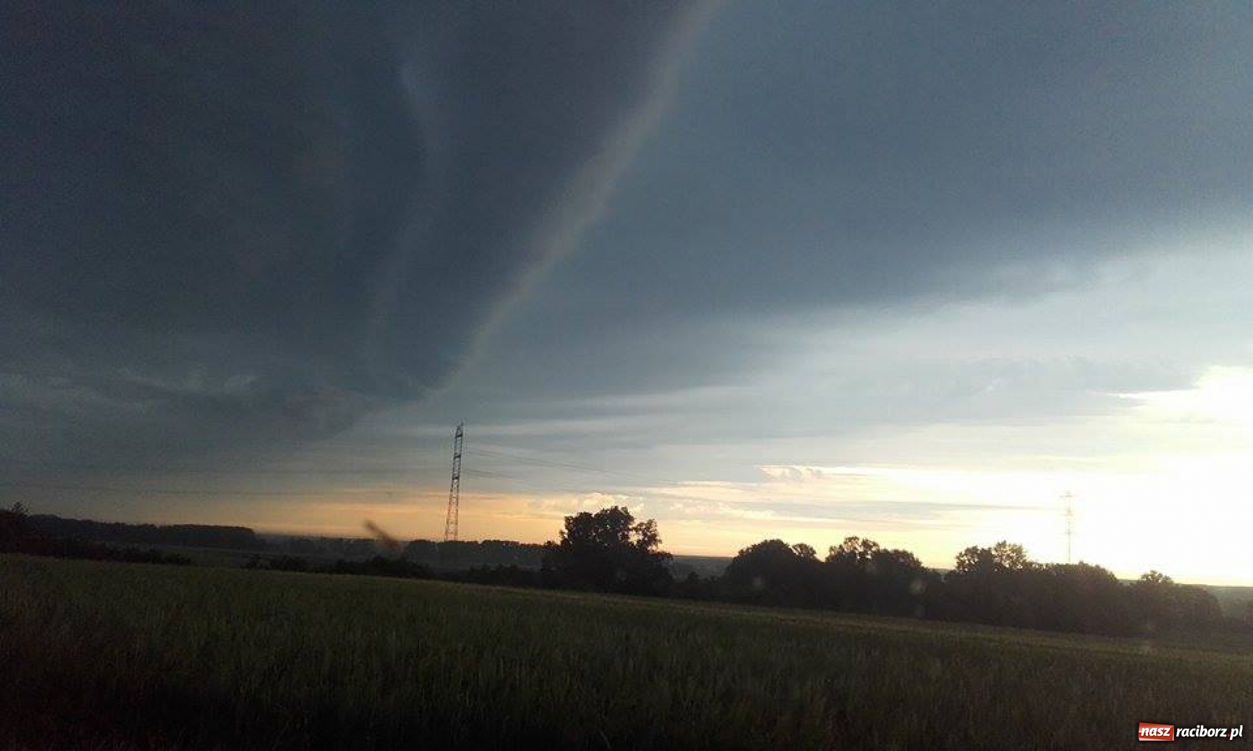 Zdjęcie w galerii na portalu naszraciborz.pl: Ciekawe zjawisko atmosferyczne nad Raciborzem - filmik naszej Czytelniczki wiadomości z regionu