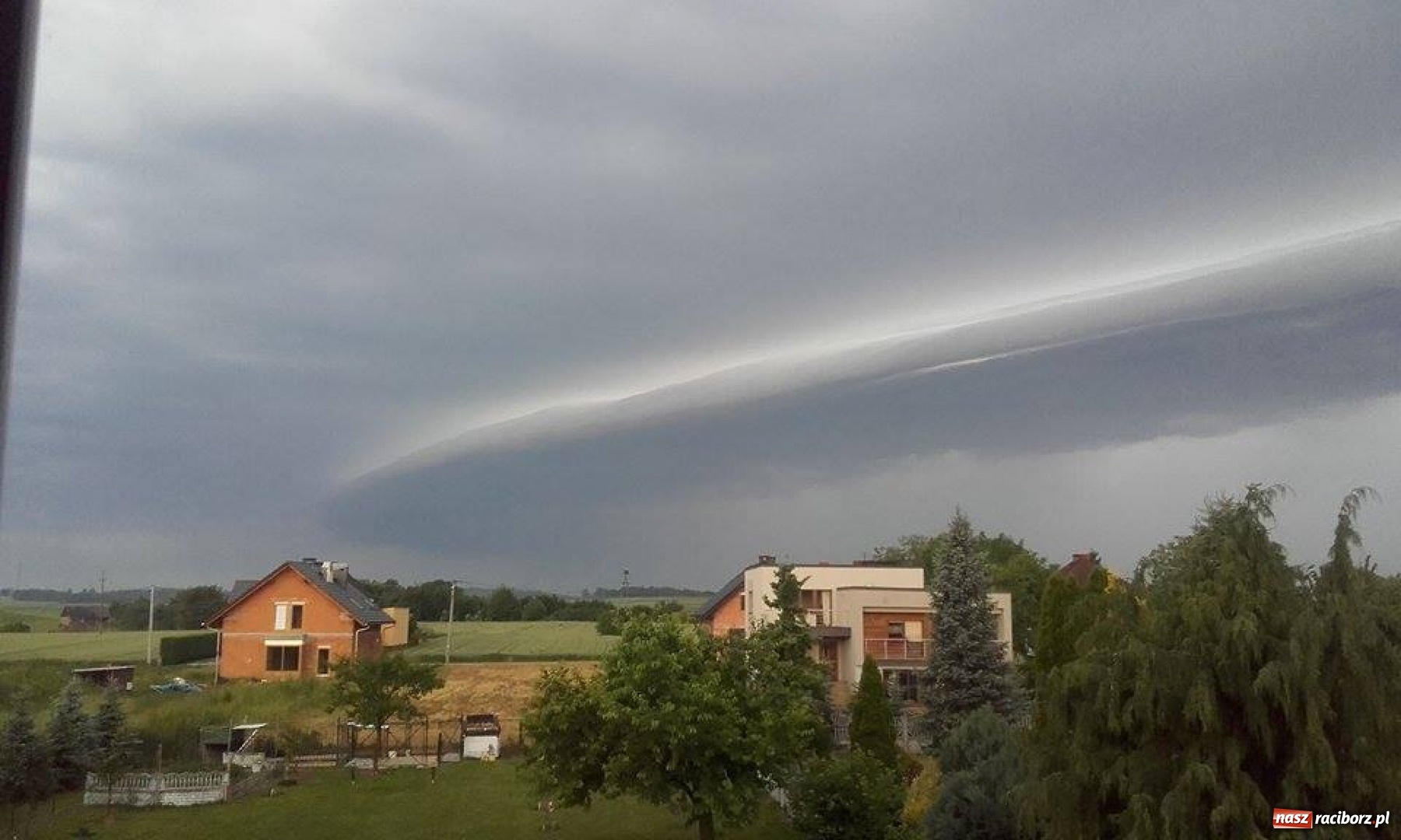 Zdjęcie w galerii na portalu naszraciborz.pl: Ciekawe zjawisko atmosferyczne nad Raciborzem - filmik naszej Czytelniczki wiadomości z regionu