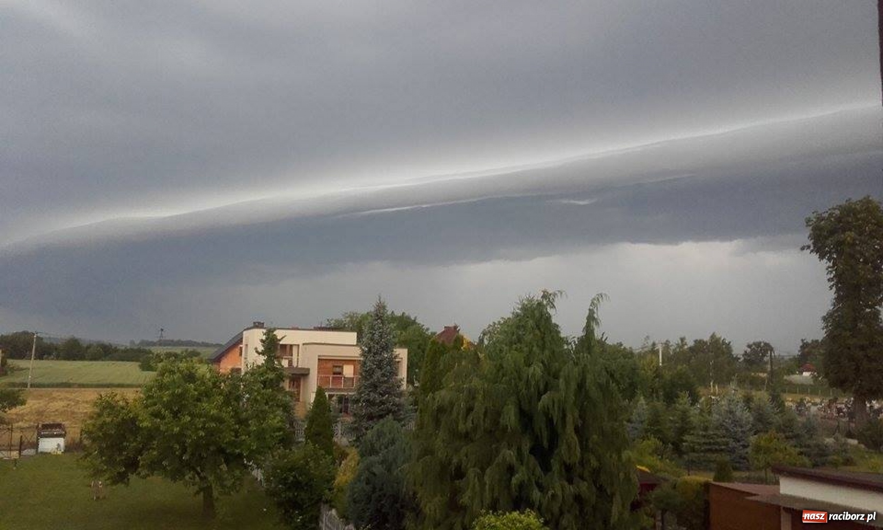 Zdjęcie w galerii na portalu naszraciborz.pl: Ciekawe zjawisko atmosferyczne nad Raciborzem - filmik naszej Czytelniczki wiadomości z regionu