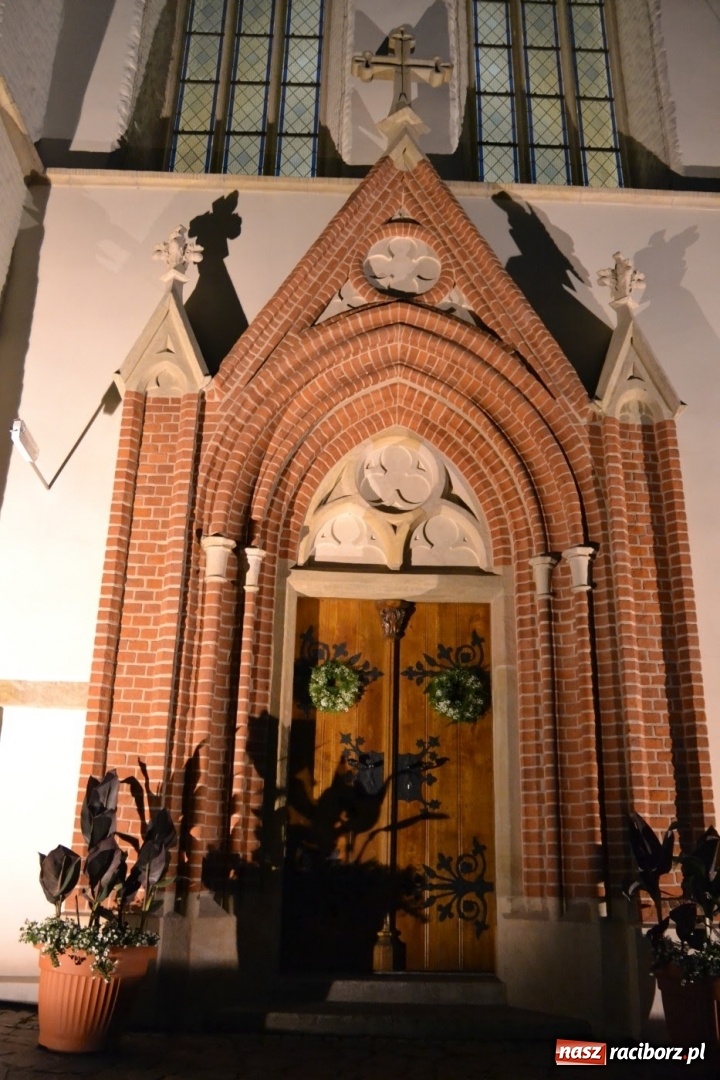 Zdjęcie w galerii na portalu naszraciborz.pl: I rocznica poświęcenia śląskiej Sainte Chapelle. Kaplica zamkowa utonęła w kwiatach  wiadomości z regionu