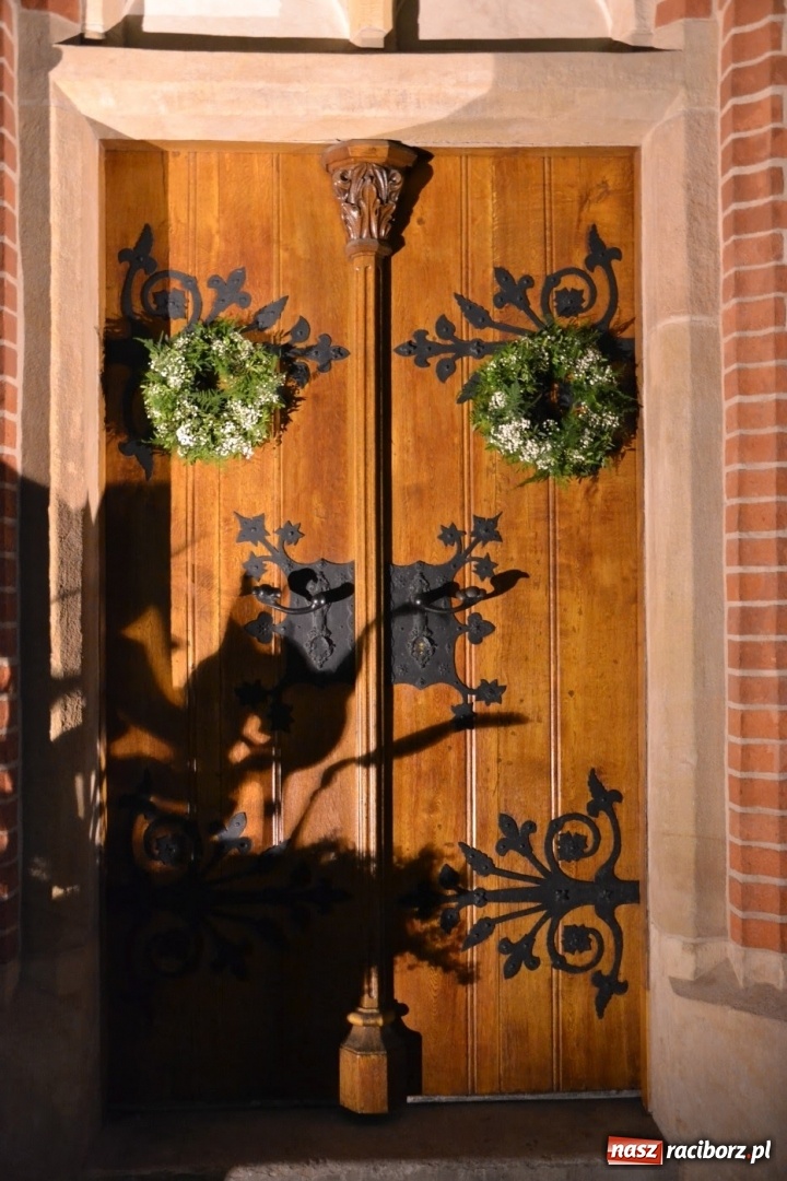 Zdjęcie w galerii na portalu naszraciborz.pl: I rocznica poświęcenia śląskiej Sainte Chapelle. Kaplica zamkowa utonęła w kwiatach  wiadomości z regionu