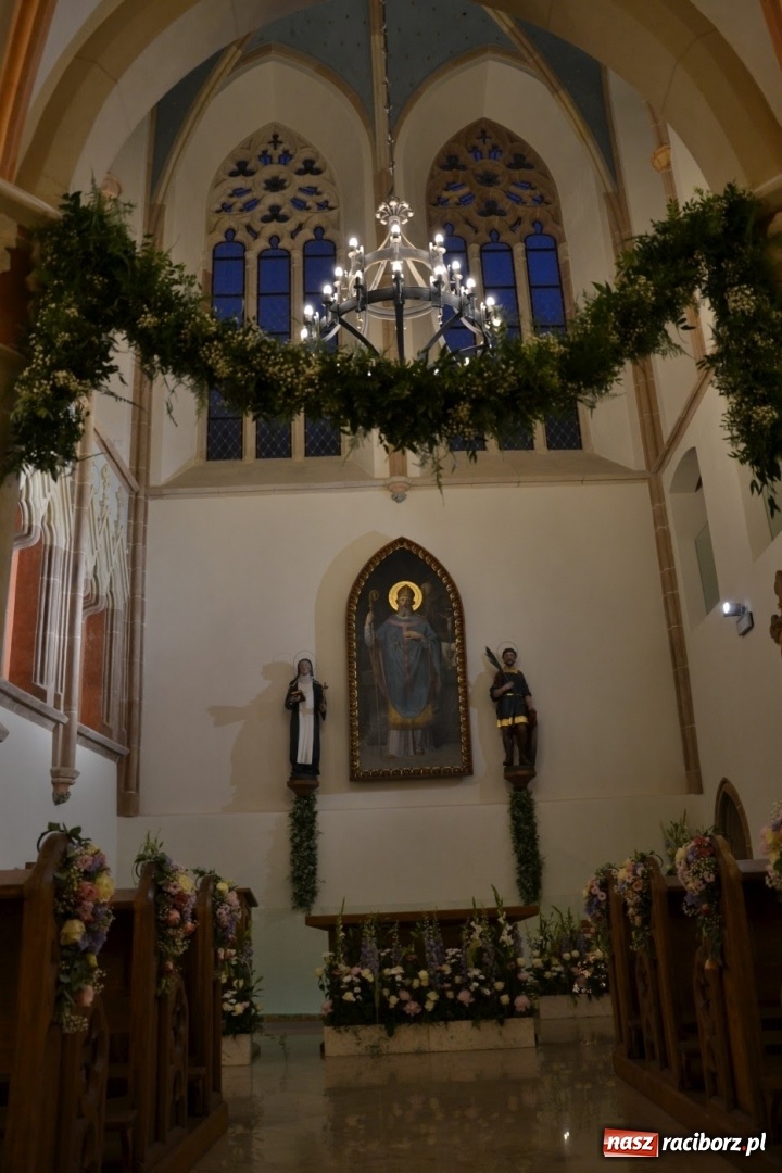 Zdjęcie w galerii na portalu naszraciborz.pl: I rocznica poświęcenia śląskiej Sainte Chapelle. Kaplica zamkowa utonęła w kwiatach  wiadomości z regionu