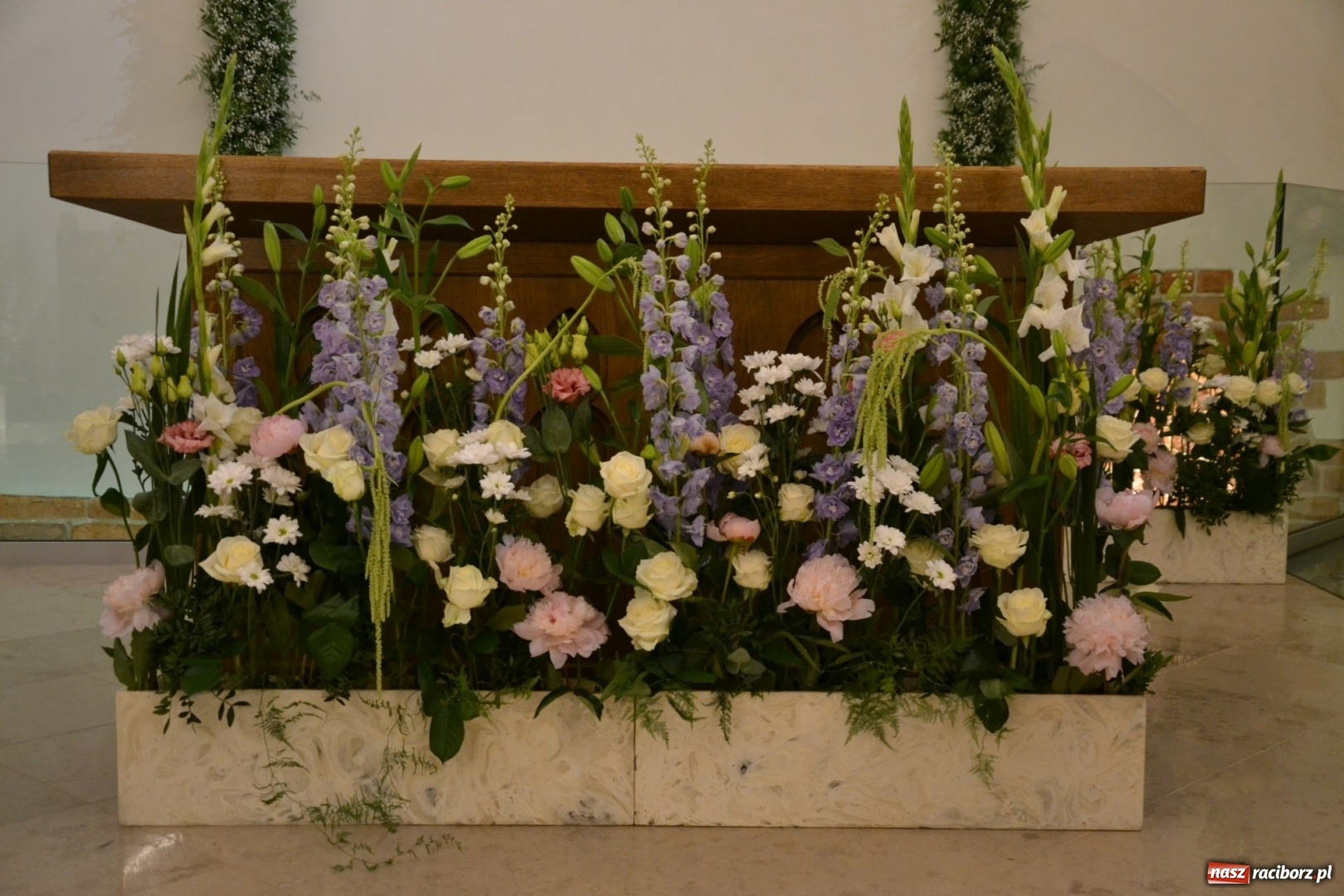 Zdjęcie w galerii na portalu naszraciborz.pl: I rocznica poświęcenia śląskiej Sainte Chapelle. Kaplica zamkowa utonęła w kwiatach  wiadomości z regionu