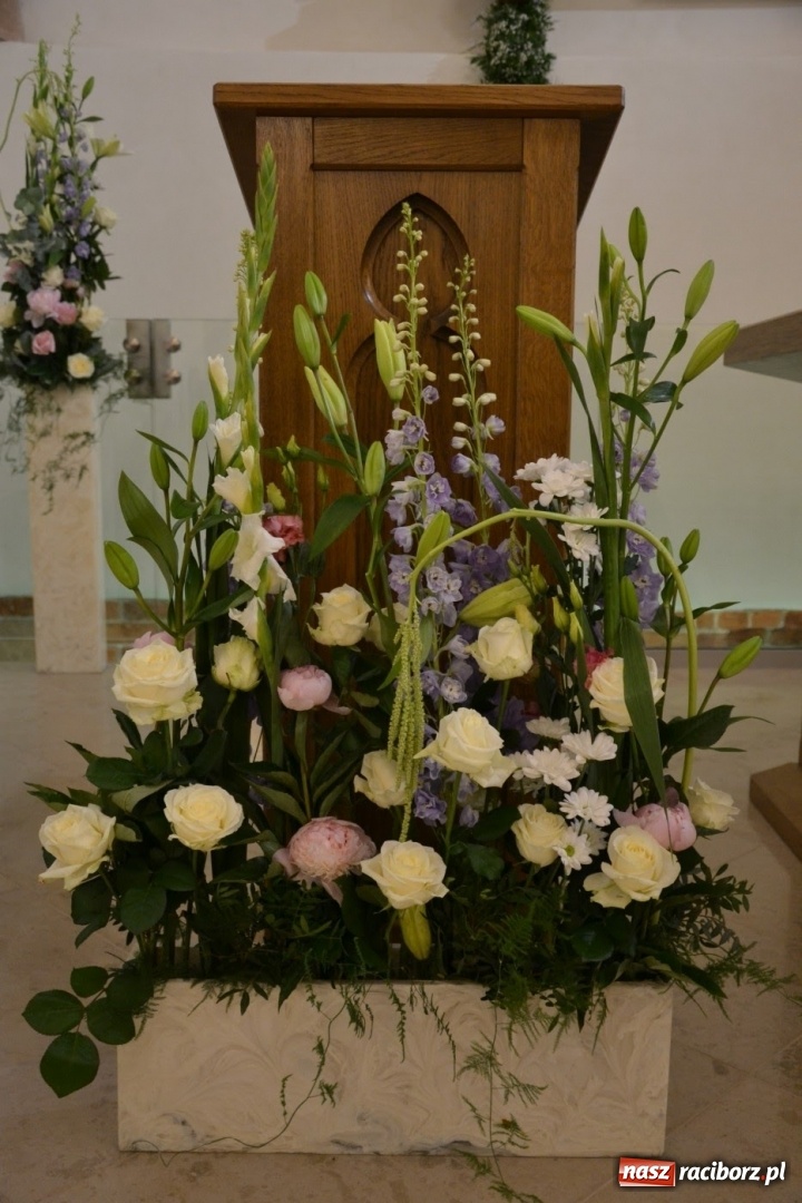 Zdjęcie w galerii na portalu naszraciborz.pl: I rocznica poświęcenia śląskiej Sainte Chapelle. Kaplica zamkowa utonęła w kwiatach  wiadomości z regionu