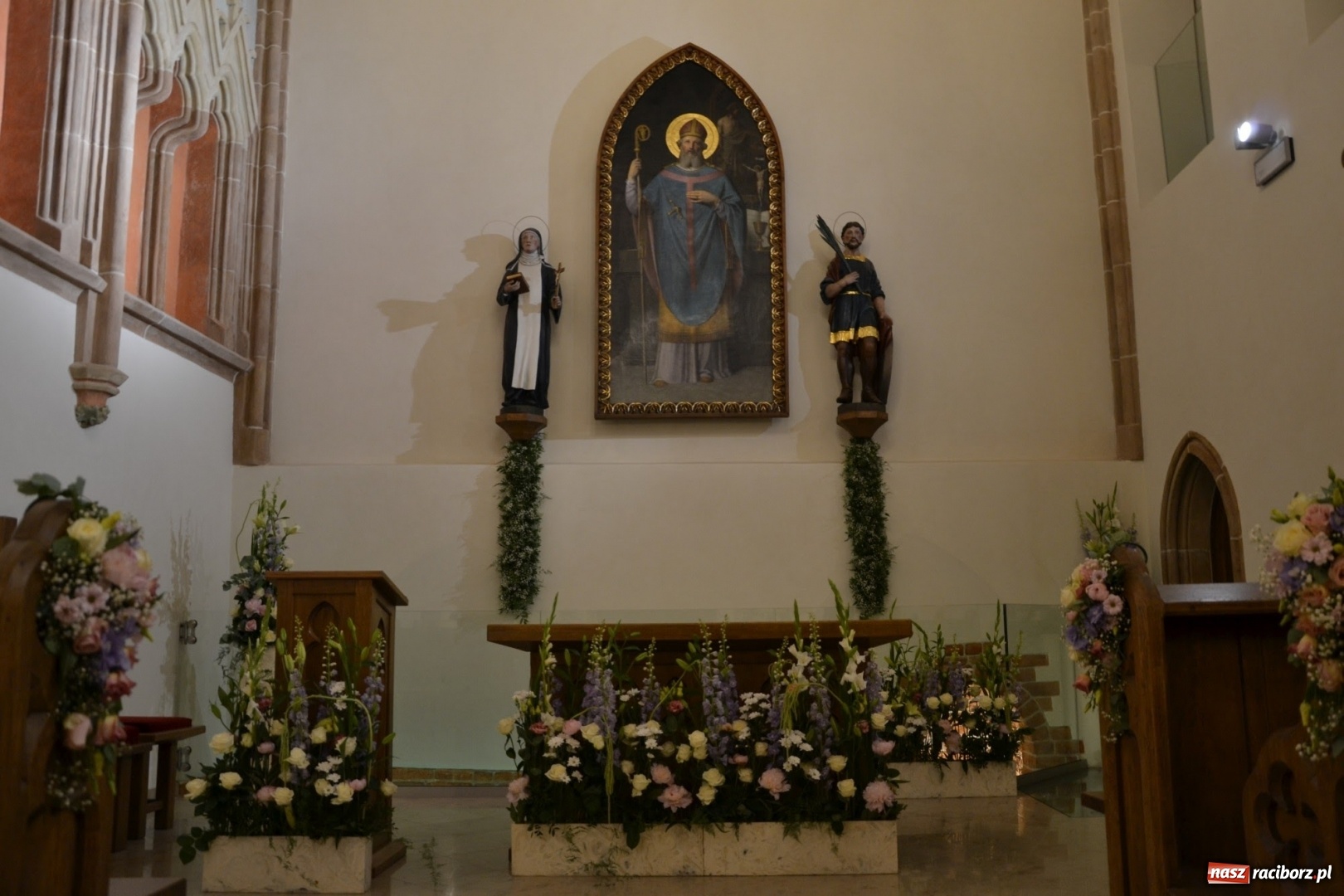 Zdjęcie w galerii na portalu naszraciborz.pl: I rocznica poświęcenia śląskiej Sainte Chapelle. Kaplica zamkowa utonęła w kwiatach  wiadomości z regionu