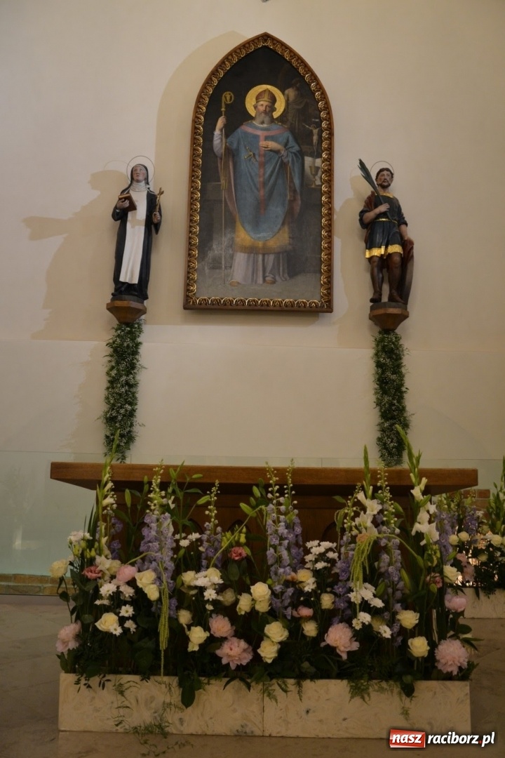 Zdjęcie w galerii na portalu naszraciborz.pl: I rocznica poświęcenia śląskiej Sainte Chapelle. Kaplica zamkowa utonęła w kwiatach  wiadomości z regionu