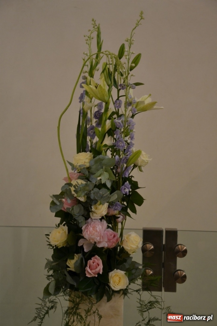 Zdjęcie w galerii na portalu naszraciborz.pl: I rocznica poświęcenia śląskiej Sainte Chapelle. Kaplica zamkowa utonęła w kwiatach  wiadomości z regionu