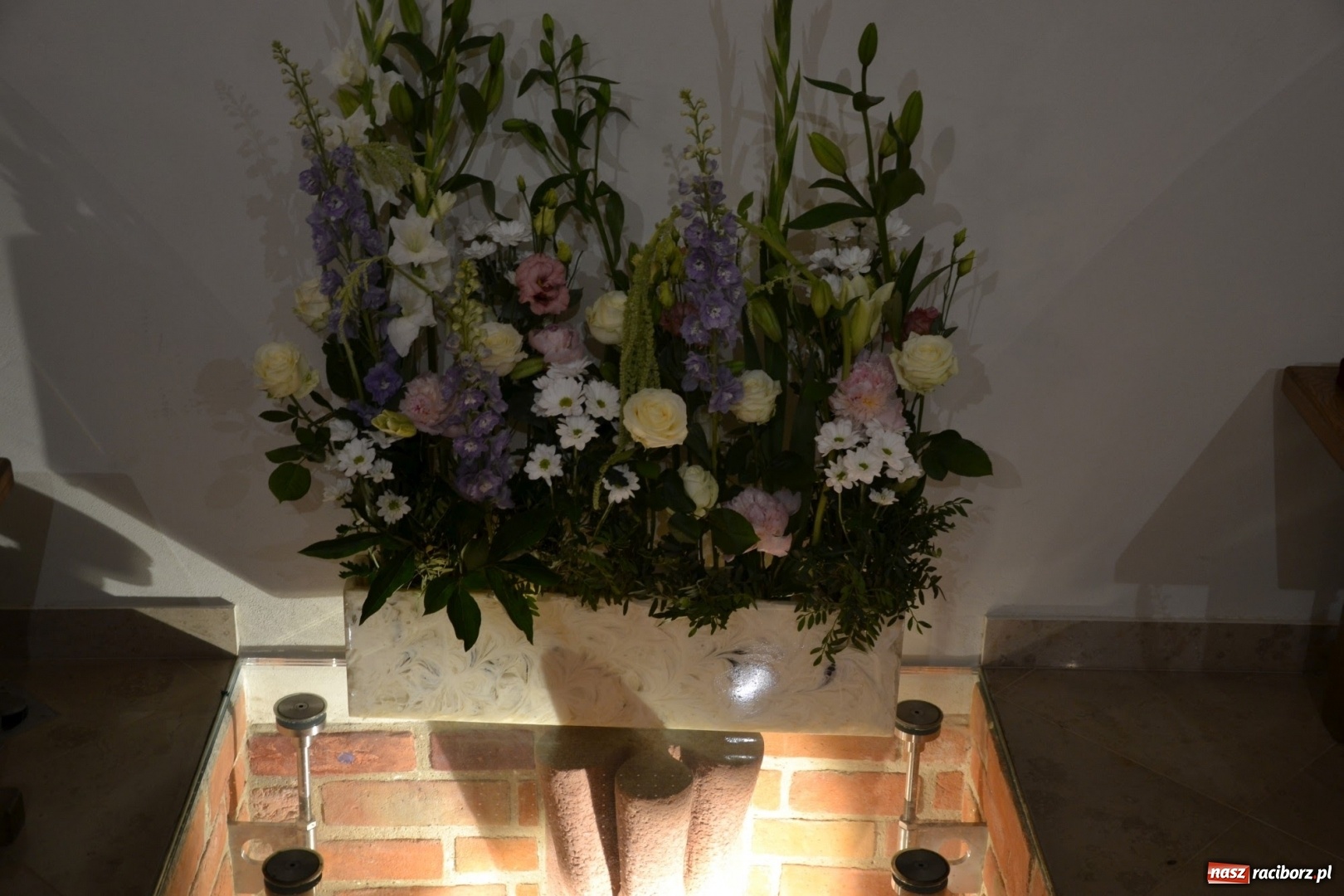 Zdjęcie w galerii na portalu naszraciborz.pl: I rocznica poświęcenia śląskiej Sainte Chapelle. Kaplica zamkowa utonęła w kwiatach  wiadomości z regionu