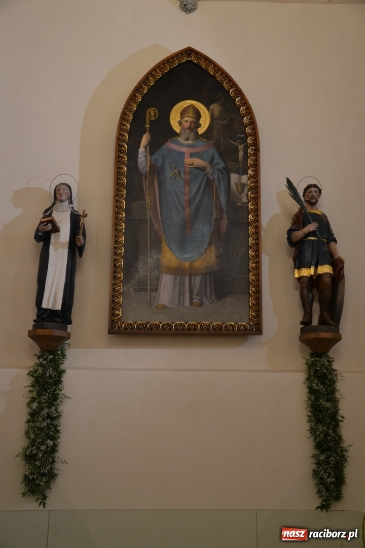 Zdjęcie w galerii na portalu naszraciborz.pl: I rocznica poświęcenia śląskiej Sainte Chapelle. Kaplica zamkowa utonęła w kwiatach  wiadomości z regionu