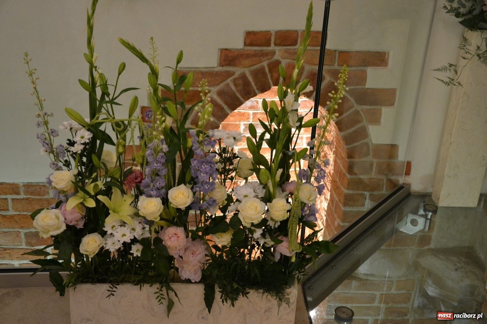 Zdjęcie w galerii na portalu naszraciborz.pl: I rocznica poświęcenia śląskiej Sainte Chapelle. Kaplica zamkowa utonęła w kwiatach  wiadomości z regionu