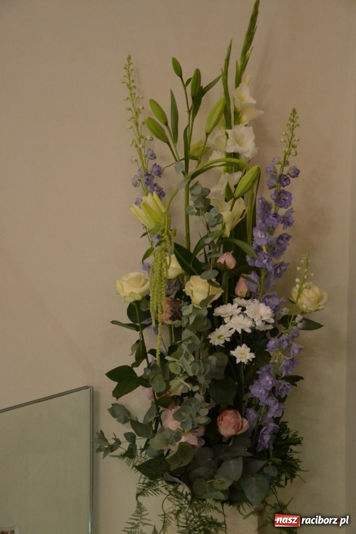 Zdjęcie w galerii na portalu naszraciborz.pl: I rocznica poświęcenia śląskiej Sainte Chapelle. Kaplica zamkowa utonęła w kwiatach  wiadomości z regionu