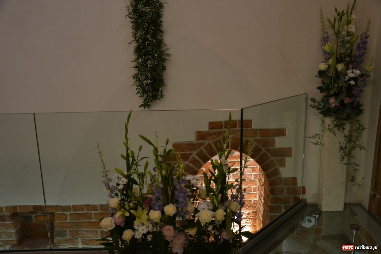 Zdjęcie w galerii na portalu naszraciborz.pl: I rocznica poświęcenia śląskiej Sainte Chapelle. Kaplica zamkowa utonęła w kwiatach  wiadomości z regionu