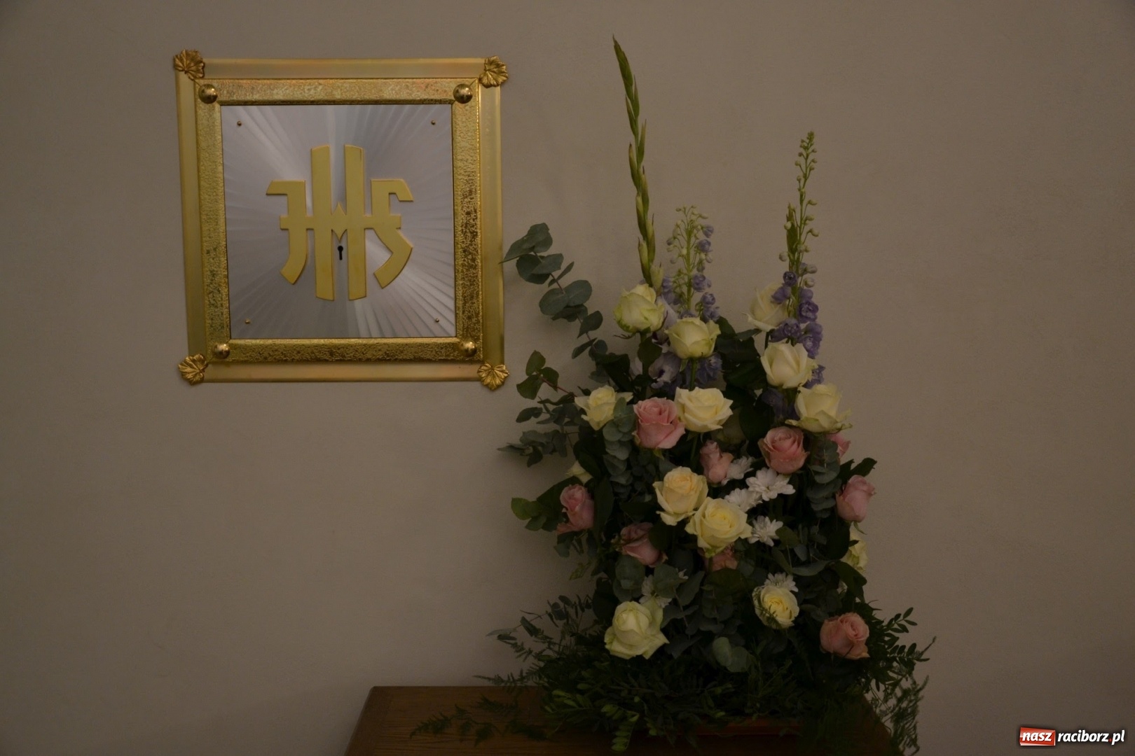 Zdjęcie w galerii na portalu naszraciborz.pl: I rocznica poświęcenia śląskiej Sainte Chapelle. Kaplica zamkowa utonęła w kwiatach  wiadomości z regionu