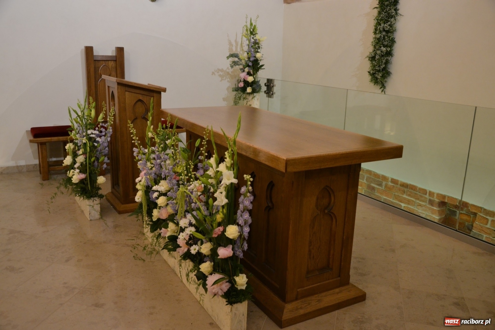 Zdjęcie w galerii na portalu naszraciborz.pl: I rocznica poświęcenia śląskiej Sainte Chapelle. Kaplica zamkowa utonęła w kwiatach  wiadomości z regionu