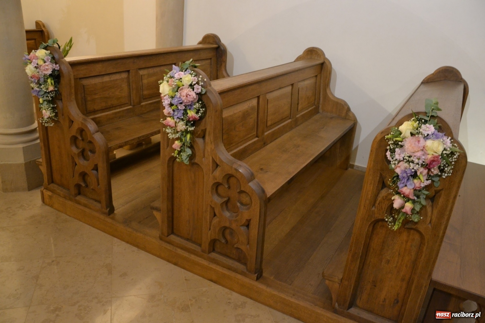 Zdjęcie w galerii na portalu naszraciborz.pl: I rocznica poświęcenia śląskiej Sainte Chapelle. Kaplica zamkowa utonęła w kwiatach  wiadomości z regionu