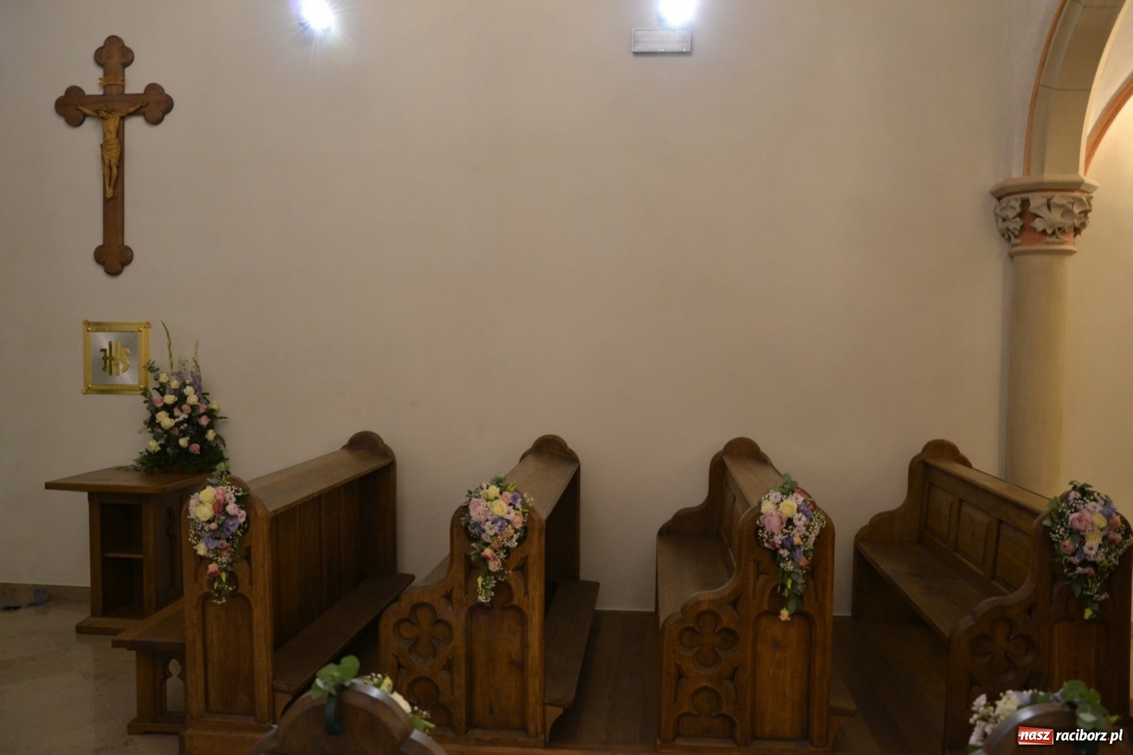 Zdjęcie w galerii na portalu naszraciborz.pl: I rocznica poświęcenia śląskiej Sainte Chapelle. Kaplica zamkowa utonęła w kwiatach  wiadomości z regionu