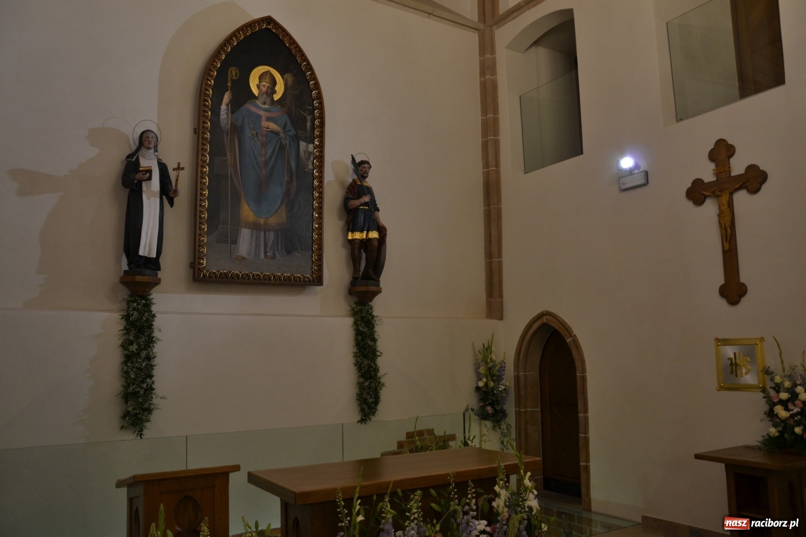 Zdjęcie w galerii na portalu naszraciborz.pl: I rocznica poświęcenia śląskiej Sainte Chapelle. Kaplica zamkowa utonęła w kwiatach  wiadomości z regionu