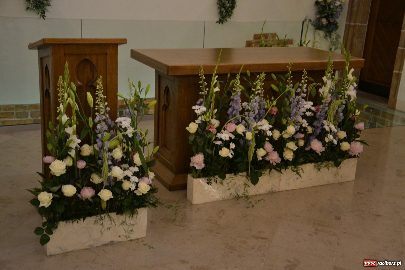 Zdjęcie w galerii na portalu naszraciborz.pl: I rocznica poświęcenia śląskiej Sainte Chapelle. Kaplica zamkowa utonęła w kwiatach  wiadomości z regionu