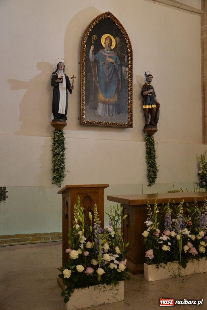 Zdjęcie w galerii na portalu naszraciborz.pl: I rocznica poświęcenia śląskiej Sainte Chapelle. Kaplica zamkowa utonęła w kwiatach  wiadomości z regionu