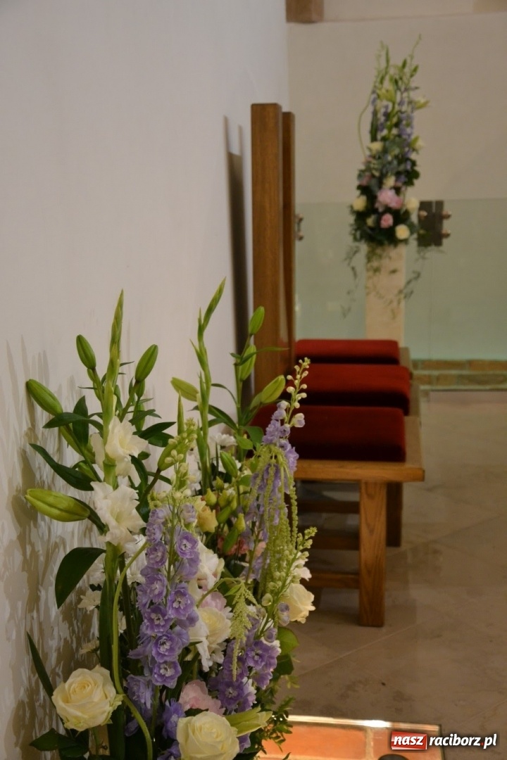 Zdjęcie w galerii na portalu naszraciborz.pl: I rocznica poświęcenia śląskiej Sainte Chapelle. Kaplica zamkowa utonęła w kwiatach  wiadomości z regionu