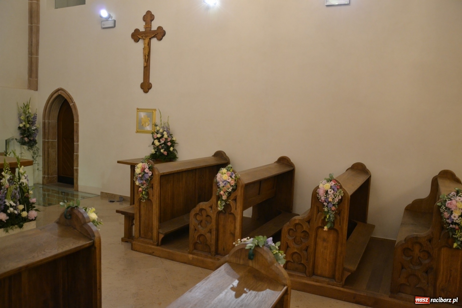 Zdjęcie w galerii na portalu naszraciborz.pl: I rocznica poświęcenia śląskiej Sainte Chapelle. Kaplica zamkowa utonęła w kwiatach  wiadomości z regionu