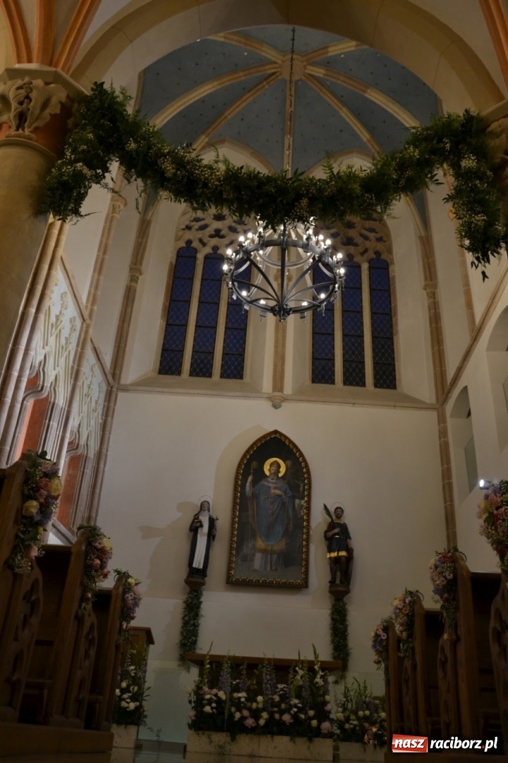 Zdjęcie w galerii na portalu naszraciborz.pl: I rocznica poświęcenia śląskiej Sainte Chapelle. Kaplica zamkowa utonęła w kwiatach  wiadomości z regionu