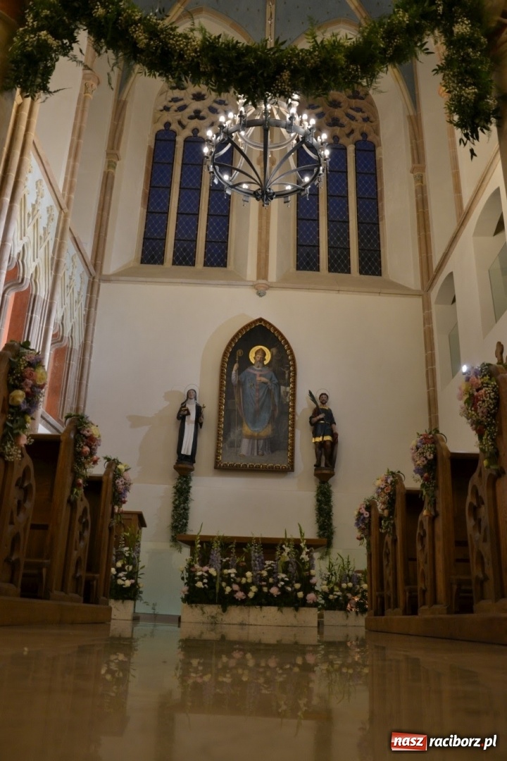 Zdjęcie w galerii na portalu naszraciborz.pl: I rocznica poświęcenia śląskiej Sainte Chapelle. Kaplica zamkowa utonęła w kwiatach  wiadomości z regionu