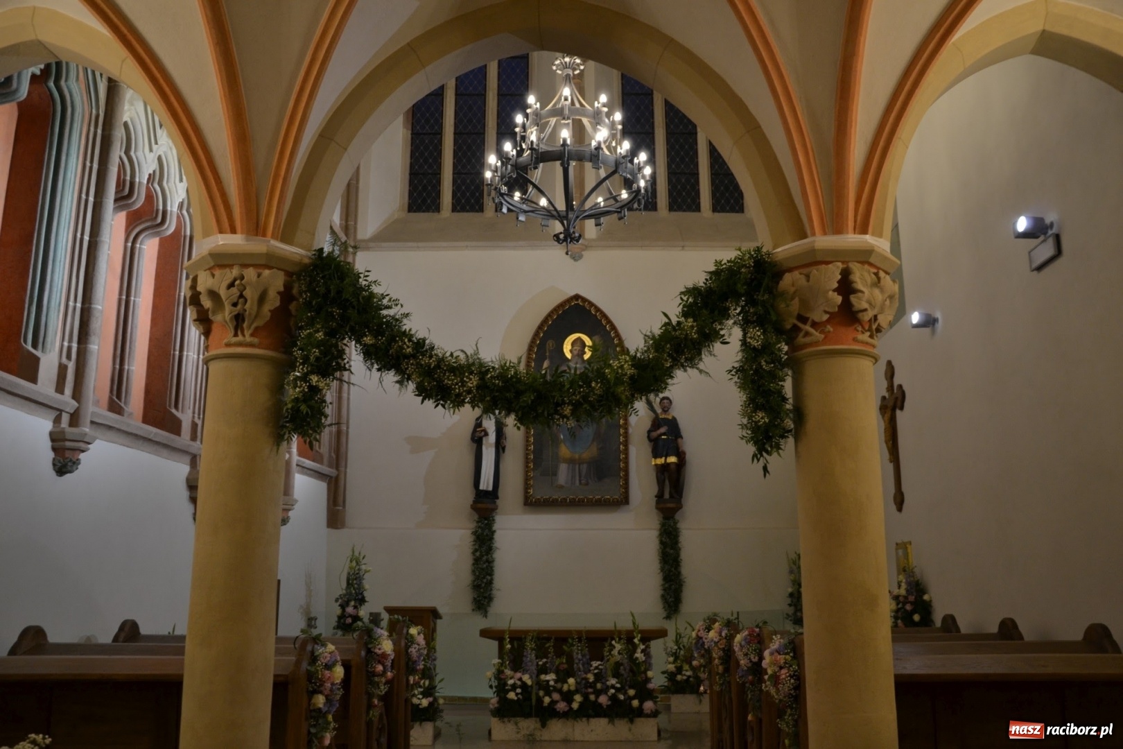 Zdjęcie w galerii na portalu naszraciborz.pl: I rocznica poświęcenia śląskiej Sainte Chapelle. Kaplica zamkowa utonęła w kwiatach  wiadomości z regionu