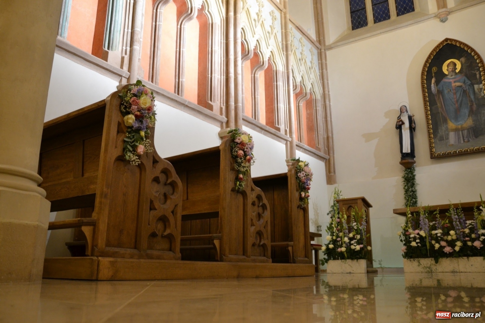 Zdjęcie w galerii na portalu naszraciborz.pl: I rocznica poświęcenia śląskiej Sainte Chapelle. Kaplica zamkowa utonęła w kwiatach  wiadomości z regionu