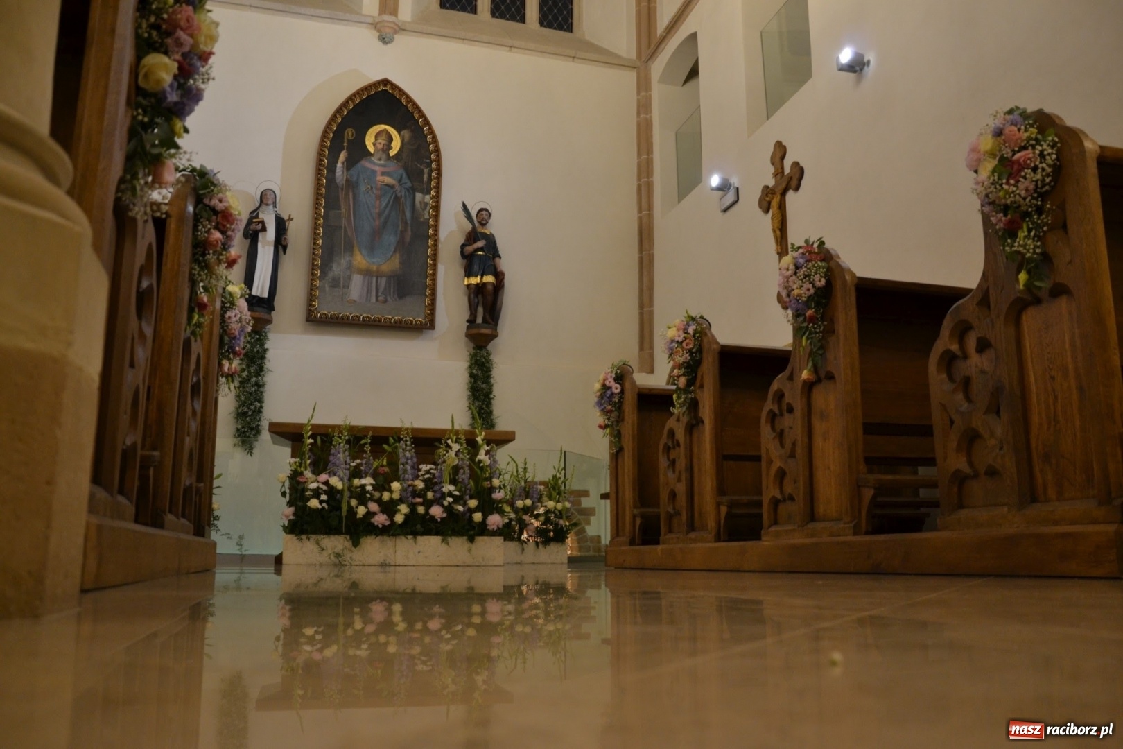 Zdjęcie w galerii na portalu naszraciborz.pl: I rocznica poświęcenia śląskiej Sainte Chapelle. Kaplica zamkowa utonęła w kwiatach  wiadomości z regionu