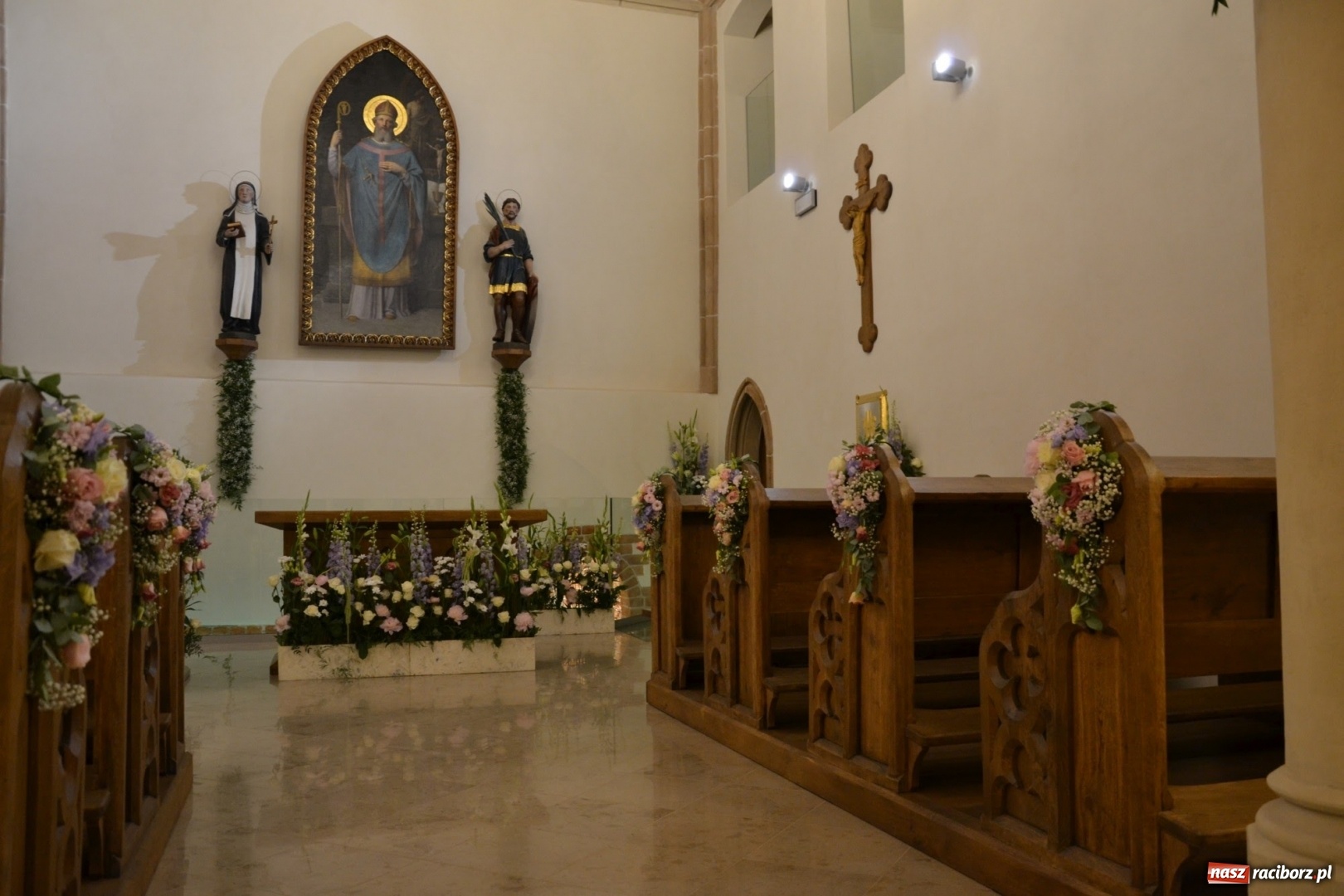 Zdjęcie w galerii na portalu naszraciborz.pl: I rocznica poświęcenia śląskiej Sainte Chapelle. Kaplica zamkowa utonęła w kwiatach  wiadomości z regionu