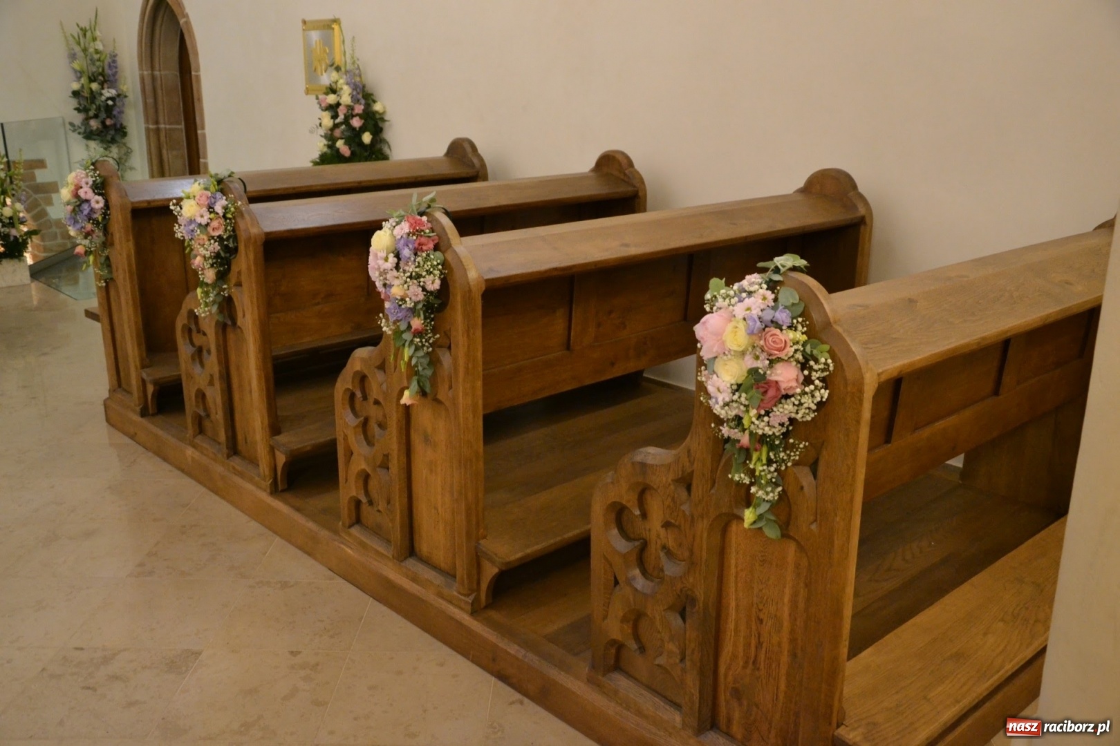 Zdjęcie w galerii na portalu naszraciborz.pl: I rocznica poświęcenia śląskiej Sainte Chapelle. Kaplica zamkowa utonęła w kwiatach  wiadomości z regionu