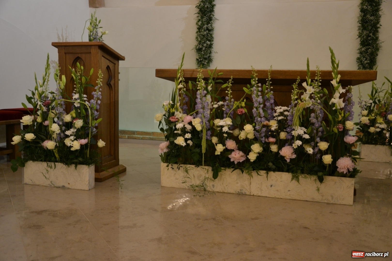 Zdjęcie w galerii na portalu naszraciborz.pl: I rocznica poświęcenia śląskiej Sainte Chapelle. Kaplica zamkowa utonęła w kwiatach  wiadomości z regionu