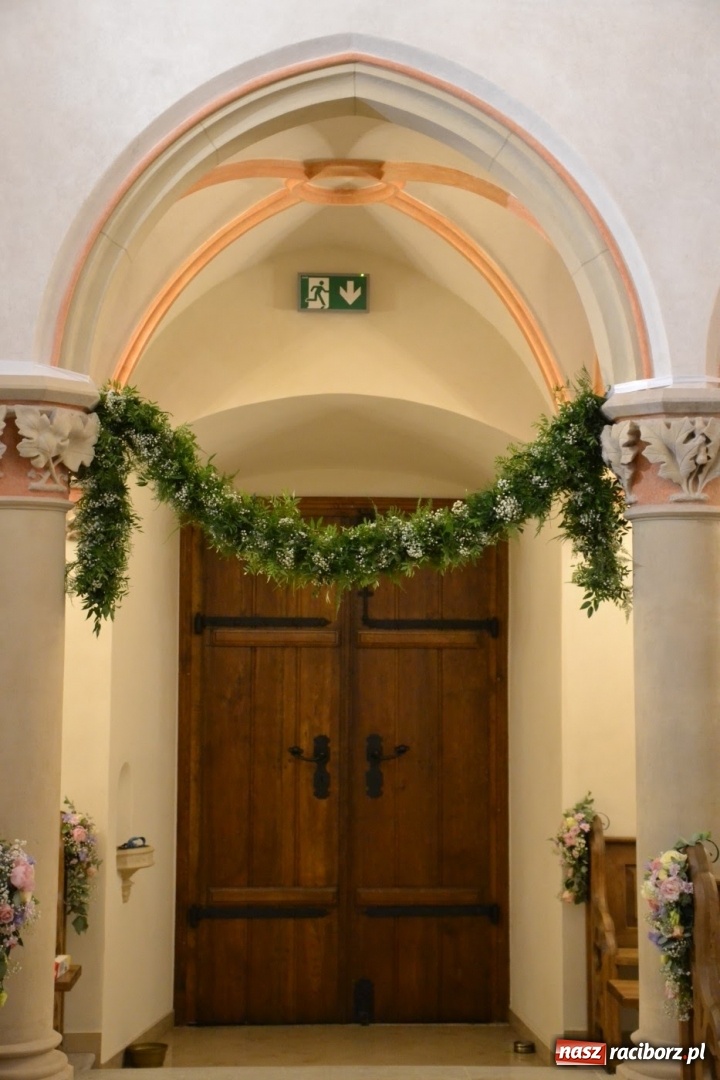 Zdjęcie w galerii na portalu naszraciborz.pl: I rocznica poświęcenia śląskiej Sainte Chapelle. Kaplica zamkowa utonęła w kwiatach  wiadomości z regionu