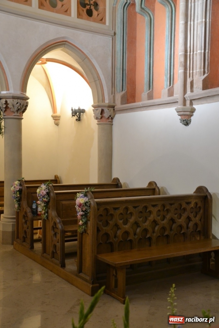 Zdjęcie w galerii na portalu naszraciborz.pl: I rocznica poświęcenia śląskiej Sainte Chapelle. Kaplica zamkowa utonęła w kwiatach  wiadomości z regionu