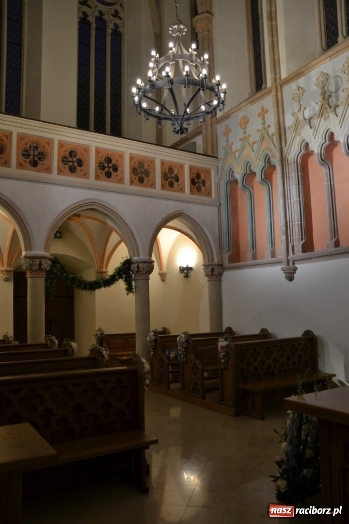 Zdjęcie w galerii na portalu naszraciborz.pl: I rocznica poświęcenia śląskiej Sainte Chapelle. Kaplica zamkowa utonęła w kwiatach  wiadomości z regionu