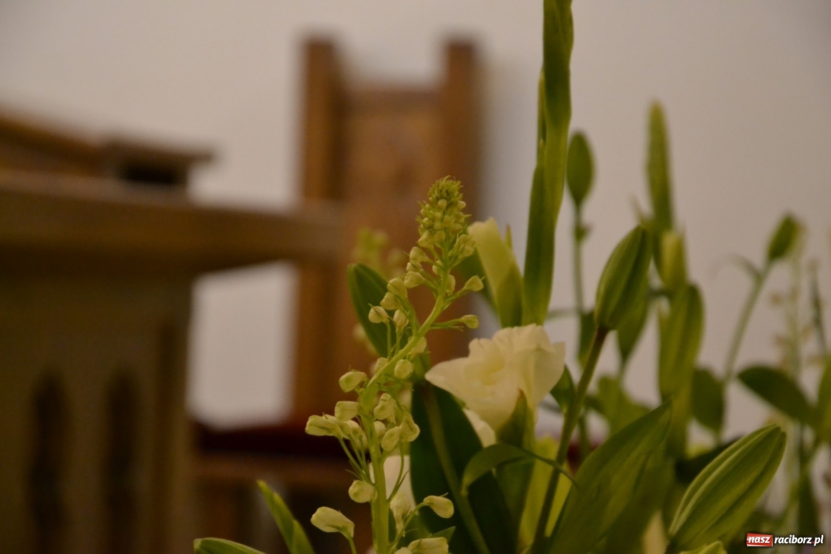 Zdjęcie w galerii na portalu naszraciborz.pl: I rocznica poświęcenia śląskiej Sainte Chapelle. Kaplica zamkowa utonęła w kwiatach  wiadomości z regionu