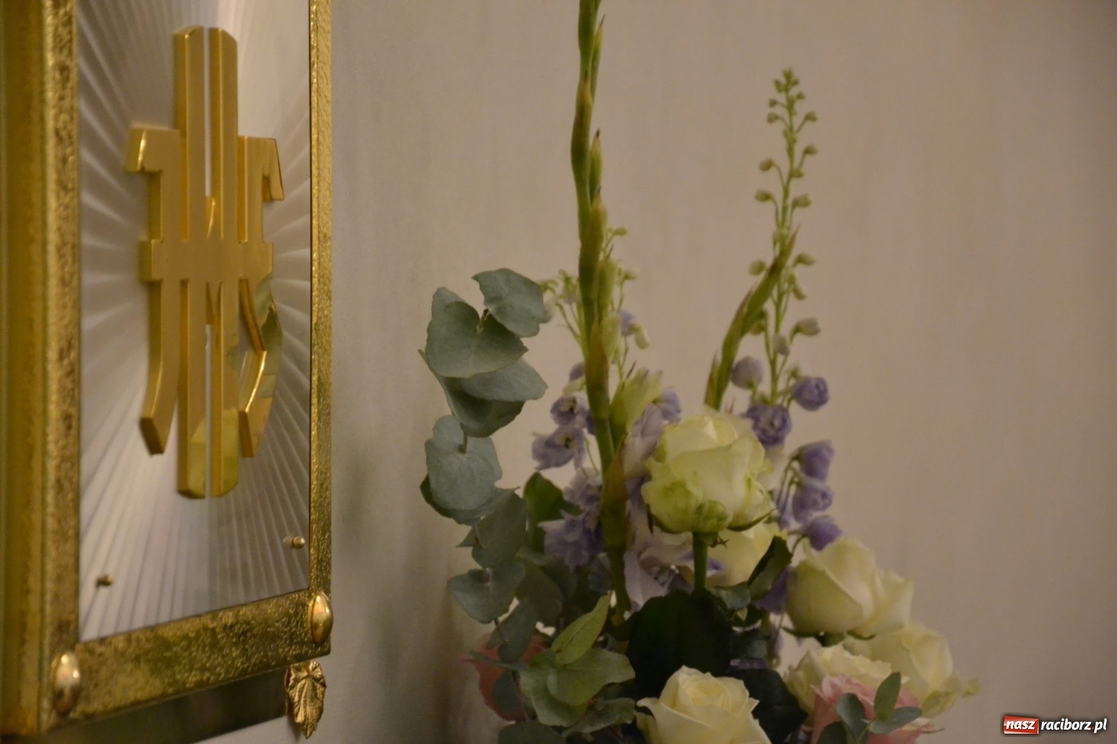 Zdjęcie w galerii na portalu naszraciborz.pl: I rocznica poświęcenia śląskiej Sainte Chapelle. Kaplica zamkowa utonęła w kwiatach  wiadomości z regionu