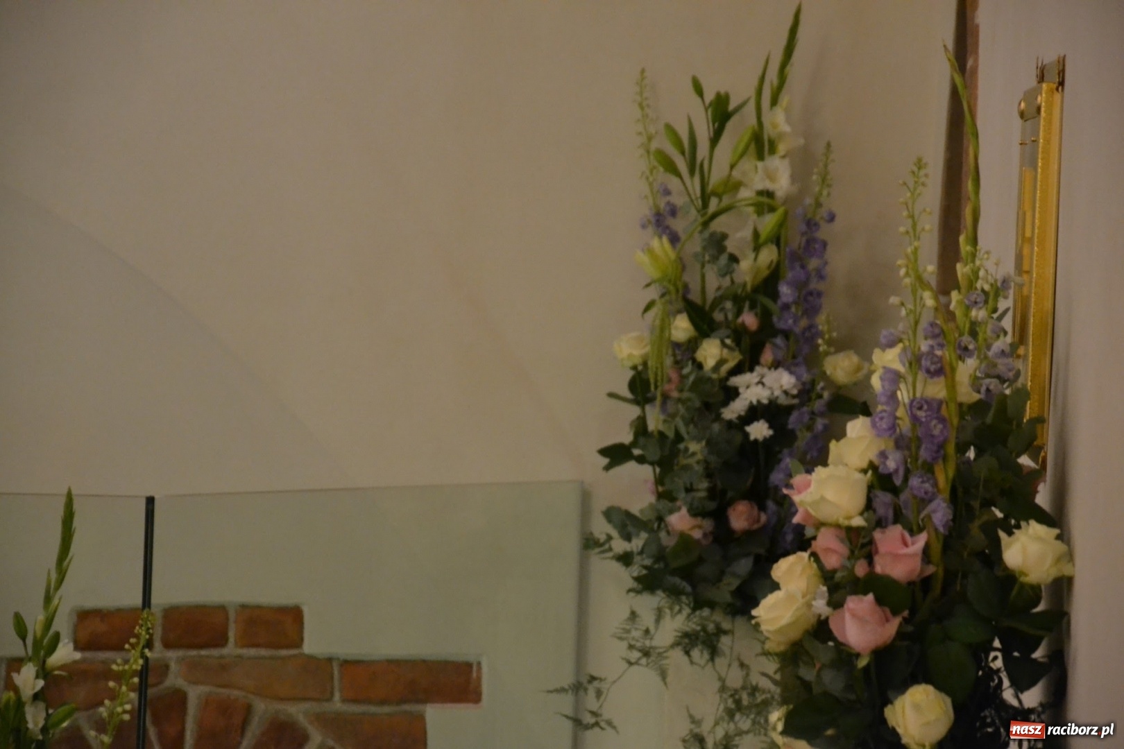 Zdjęcie w galerii na portalu naszraciborz.pl: I rocznica poświęcenia śląskiej Sainte Chapelle. Kaplica zamkowa utonęła w kwiatach  wiadomości z regionu