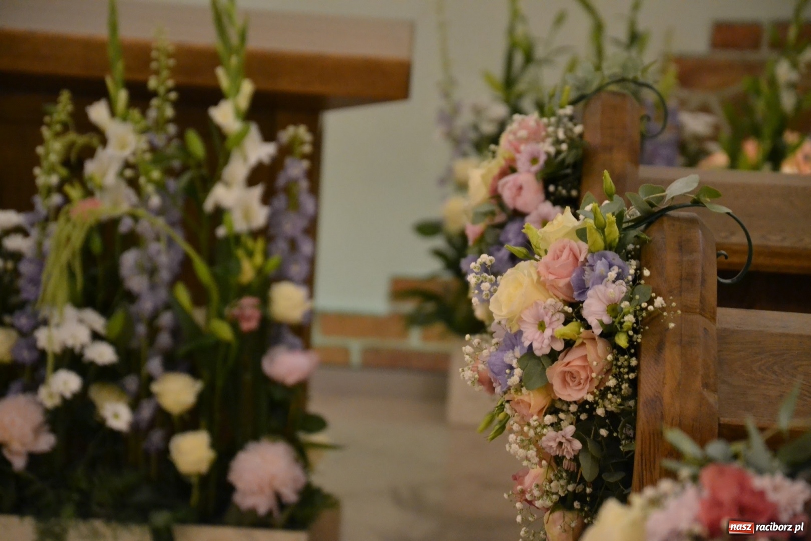 Zdjęcie w galerii na portalu naszraciborz.pl: I rocznica poświęcenia śląskiej Sainte Chapelle. Kaplica zamkowa utonęła w kwiatach  wiadomości z regionu