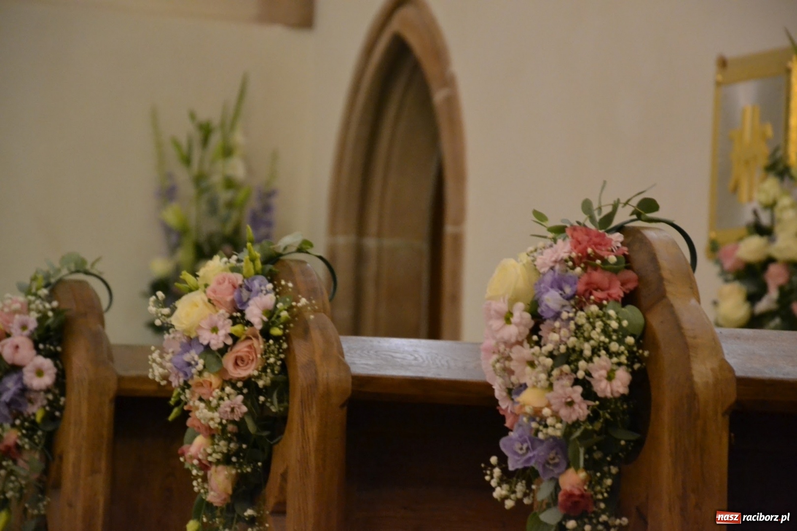 Zdjęcie w galerii na portalu naszraciborz.pl: I rocznica poświęcenia śląskiej Sainte Chapelle. Kaplica zamkowa utonęła w kwiatach  wiadomości z regionu