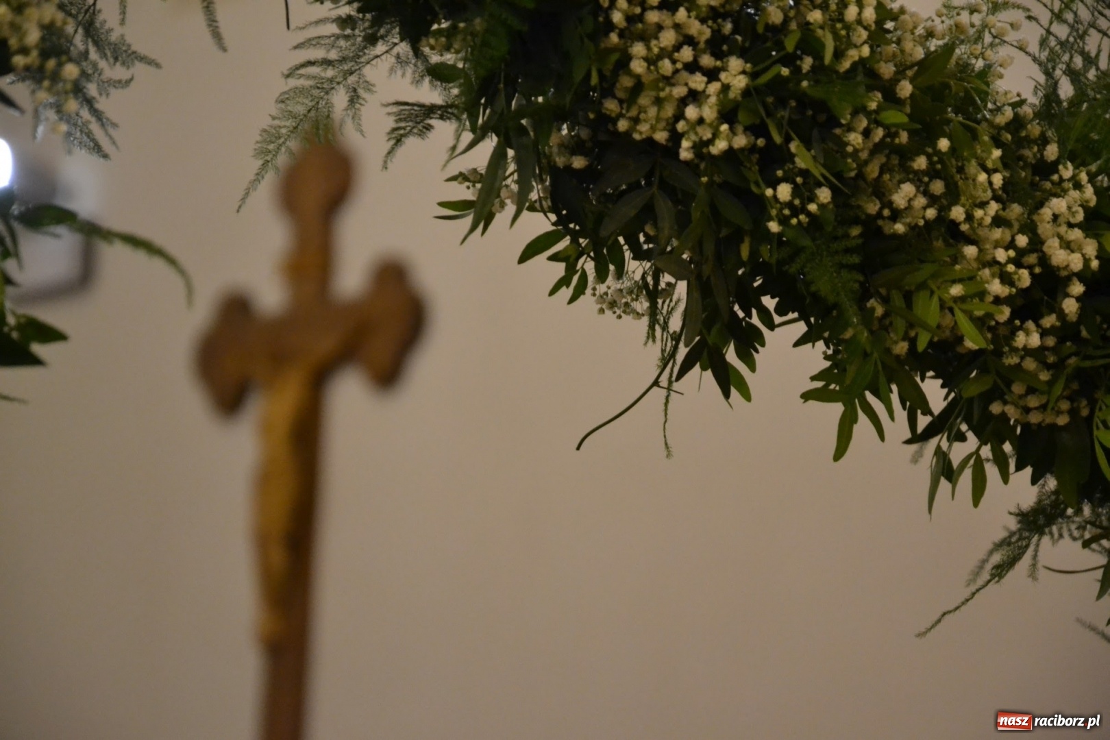 Zdjęcie w galerii na portalu naszraciborz.pl: I rocznica poświęcenia śląskiej Sainte Chapelle. Kaplica zamkowa utonęła w kwiatach  wiadomości z regionu