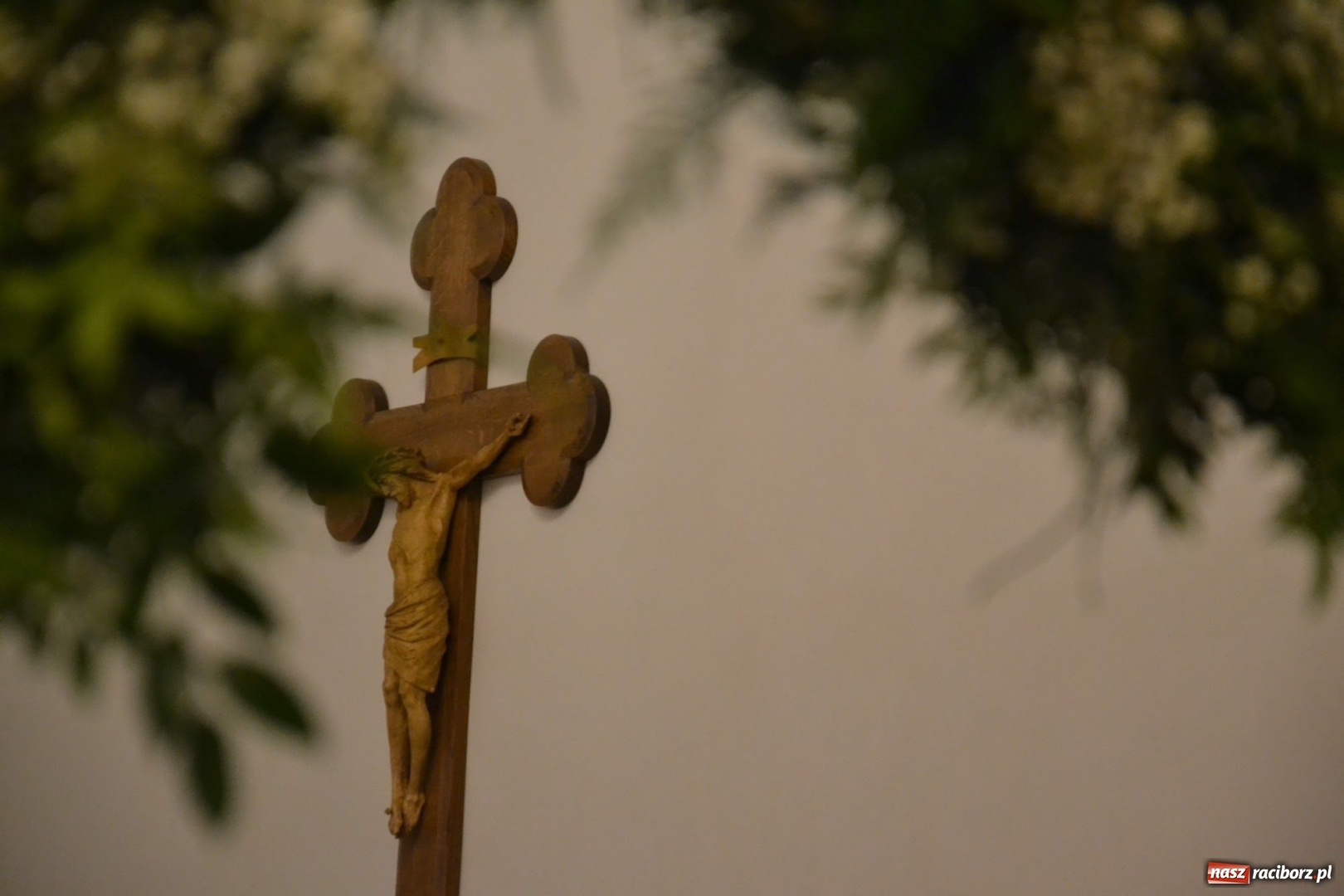 Zdjęcie w galerii na portalu naszraciborz.pl: I rocznica poświęcenia śląskiej Sainte Chapelle. Kaplica zamkowa utonęła w kwiatach  wiadomości z regionu