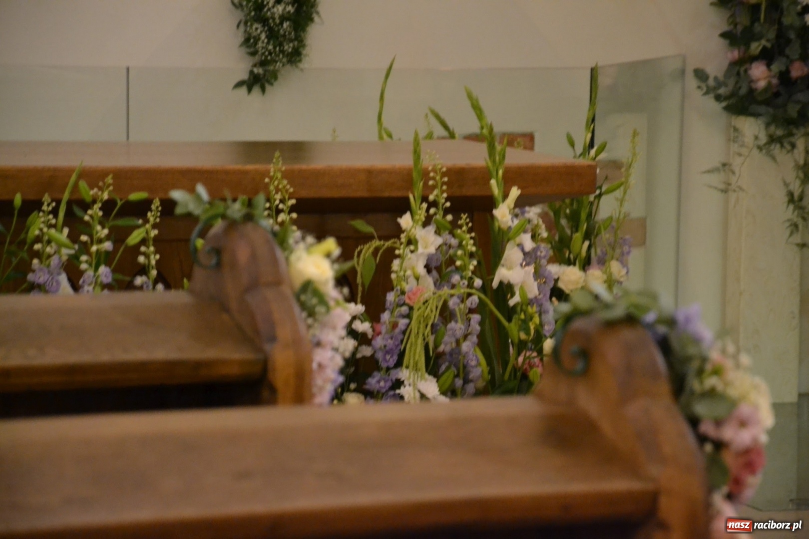 Zdjęcie w galerii na portalu naszraciborz.pl: I rocznica poświęcenia śląskiej Sainte Chapelle. Kaplica zamkowa utonęła w kwiatach  wiadomości z regionu