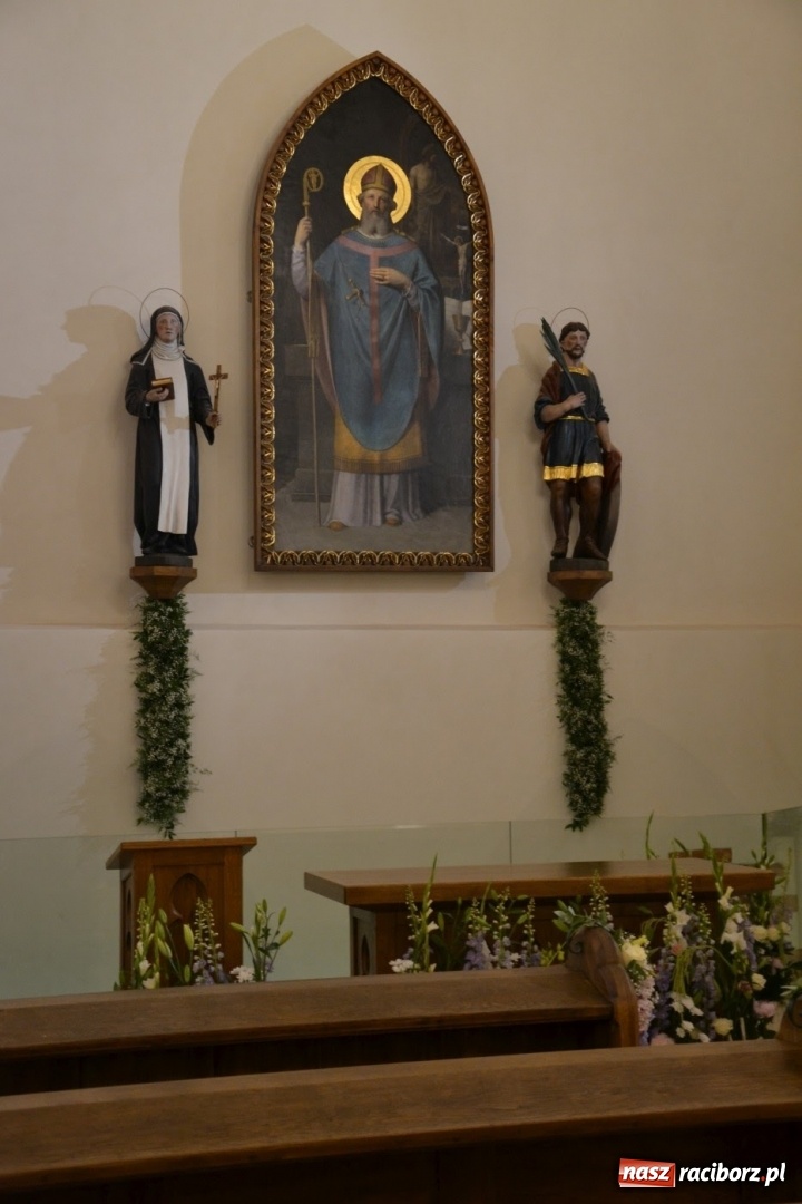 Zdjęcie w galerii na portalu naszraciborz.pl: I rocznica poświęcenia śląskiej Sainte Chapelle. Kaplica zamkowa utonęła w kwiatach  wiadomości z regionu