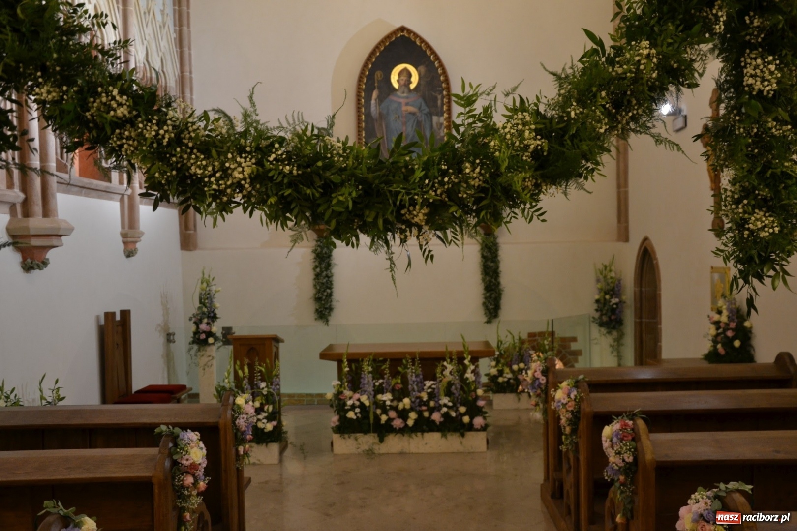 Zdjęcie w galerii na portalu naszraciborz.pl: I rocznica poświęcenia śląskiej Sainte Chapelle. Kaplica zamkowa utonęła w kwiatach  wiadomości z regionu