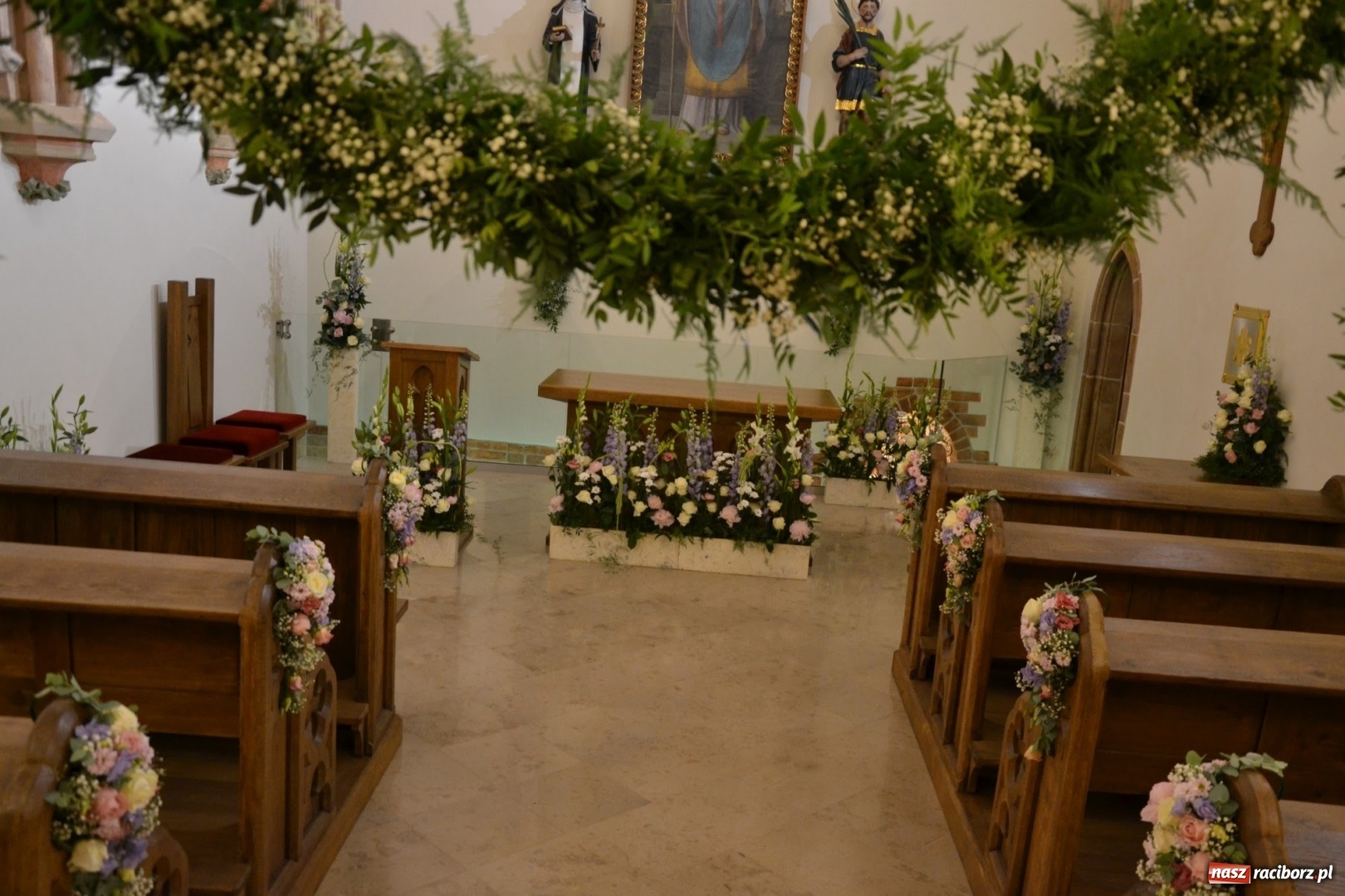 Zdjęcie w galerii na portalu naszraciborz.pl: I rocznica poświęcenia śląskiej Sainte Chapelle. Kaplica zamkowa utonęła w kwiatach  wiadomości z regionu