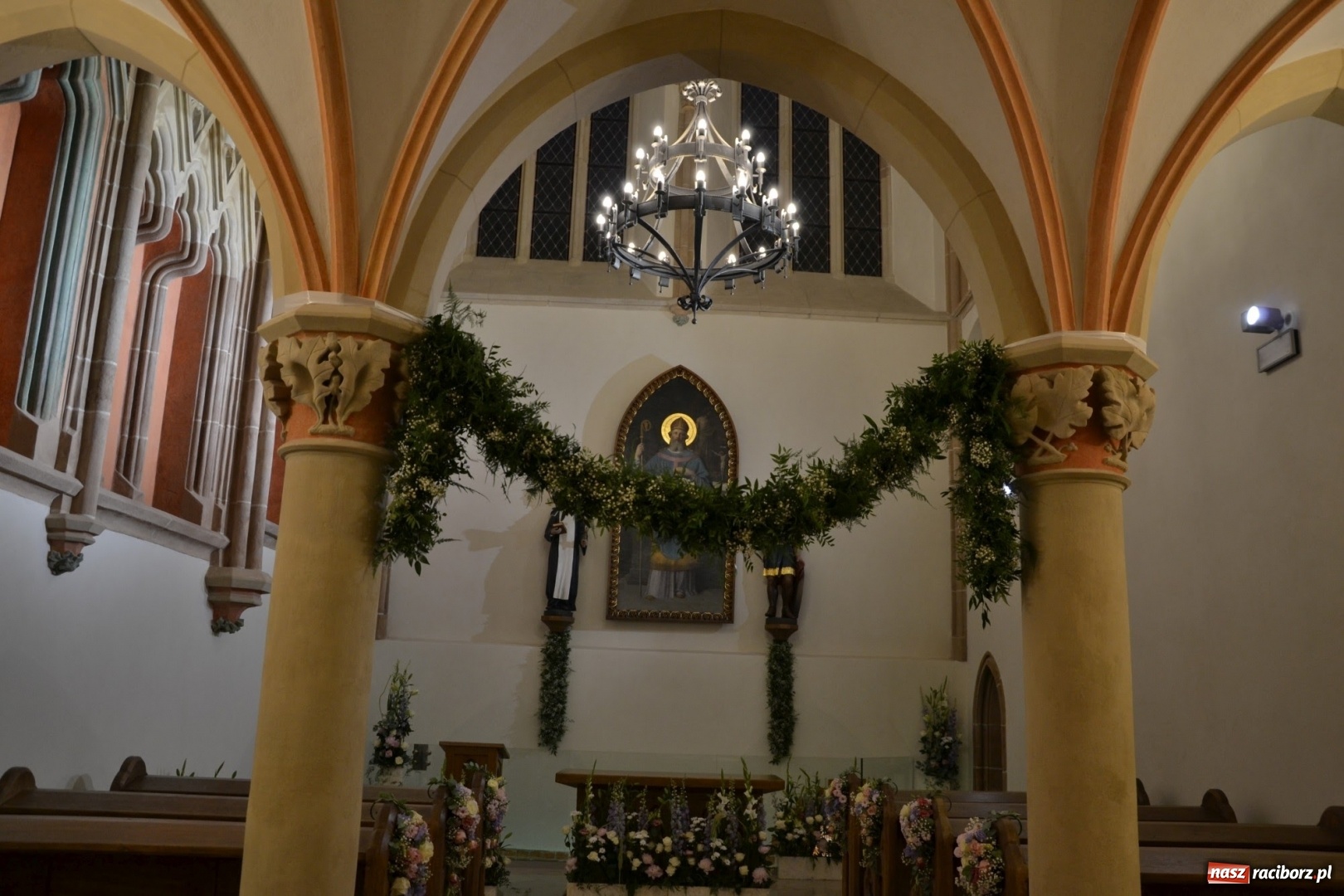 Zdjęcie w galerii na portalu naszraciborz.pl: I rocznica poświęcenia śląskiej Sainte Chapelle. Kaplica zamkowa utonęła w kwiatach  wiadomości z regionu